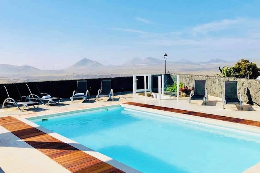 Luxueuse villa avec piscine privée, grandes terrasses, barbecue et vue à débordement in Nazaret, Teguise