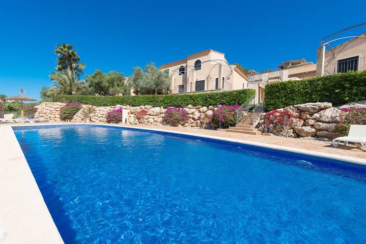 Maison de vacances pour 4 personnes, avec Terrasse ainsi que Jardin et Piscine à Cala Romantica
