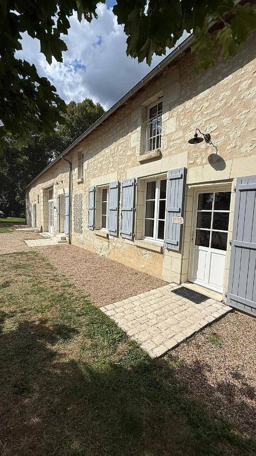 Location de vacances pour 10 personnes, avec Terrasse et Jardin ainsi que Piscine et Vue à Lésigny (Vienne)