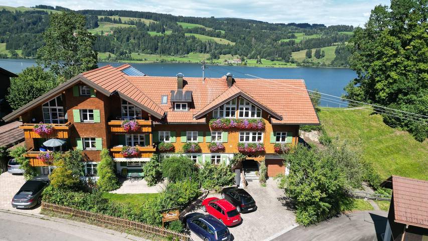 Ferienwohnung für 2 Personen, mit Balkon und Terrasse sowie Garten und Seeblick in Immenstadt