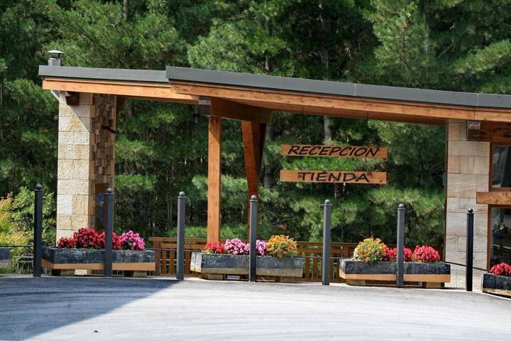 Camping voor 6 personen, with Terras and Tuin as well as Zwembad in Cantabrië