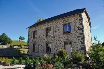 Gîte pour 10 personnes, avec terrasse et jardin à Ussel (Cantal)