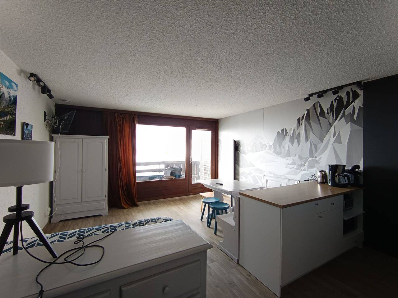 Entire studio, Renovated apartment with balcony and parking, piste view in Montgenèvre, Briançon region