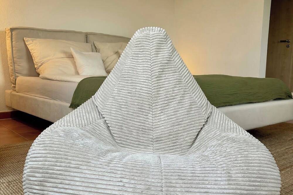 Ganze Wohnung, Modernes Studio mit Balkon & Seeblick am Biggesee in Olpe, Biggesee