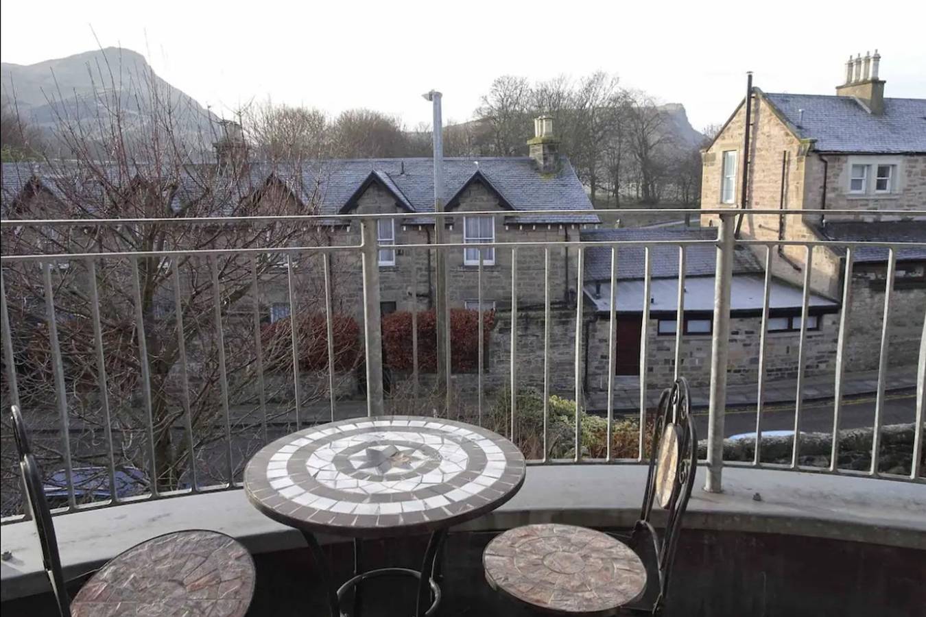 Entire holiday apartment, 2 Bedroom Apt - Stunning Views, Balcony, Parking in Edinburgh, Edinburgh and Lothian