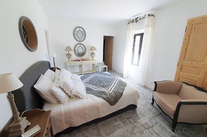 Rare product: Top-of-the-range Provencal farmhouse in the heart of the vineyards in Villedieu, Vaucluse