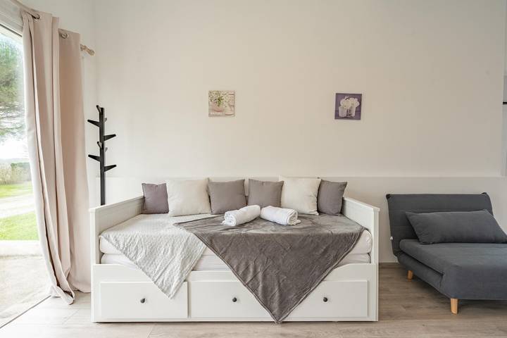 Estudio entero, Estudio 'Au Petit Chez Nous' con terraza privada, jardín privado y Wi-Fi in Cozes, Saintes region