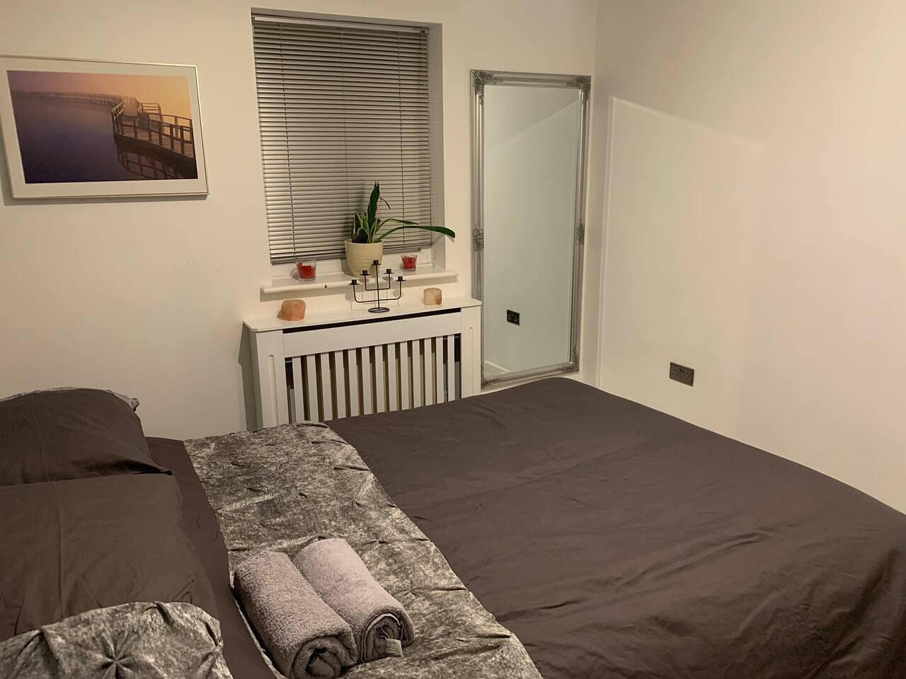 Entire holiday apartment, 2-Bed Apartment - Sleeps 4 & Parking in Merseyside