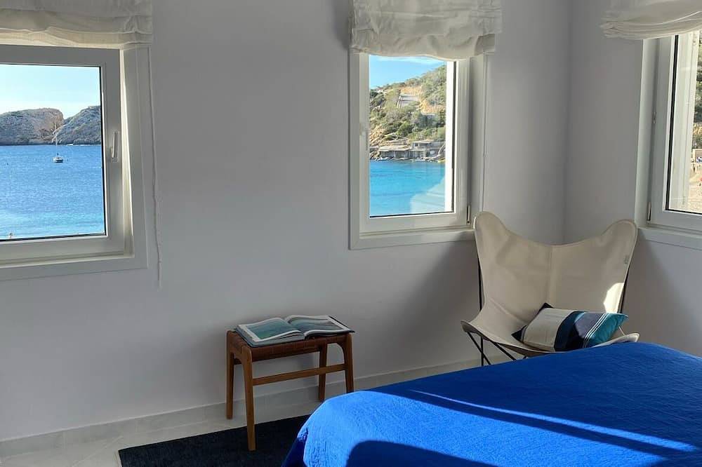 Entire apartment, On the beach, apartment with sea view, air conditioning and wifi in Cala Vedella, Sant Josep de sa Talaia