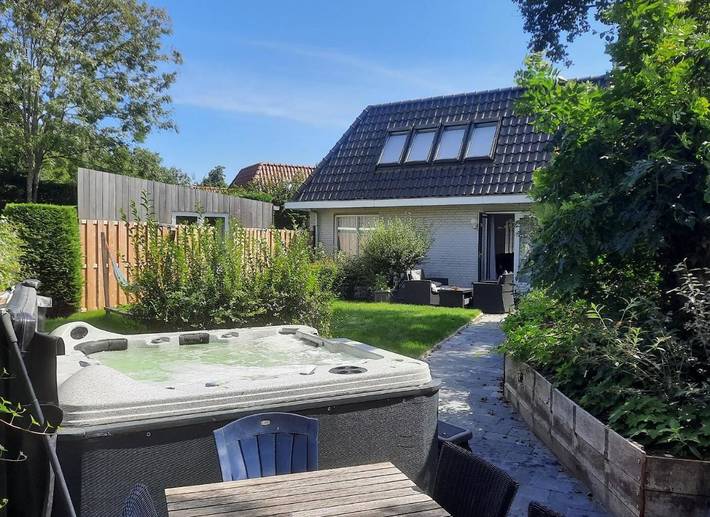 Ferienhaus für 6 Personen, mit Terrasse und Garten sowie Pool und Whirlpool in Noordwijk