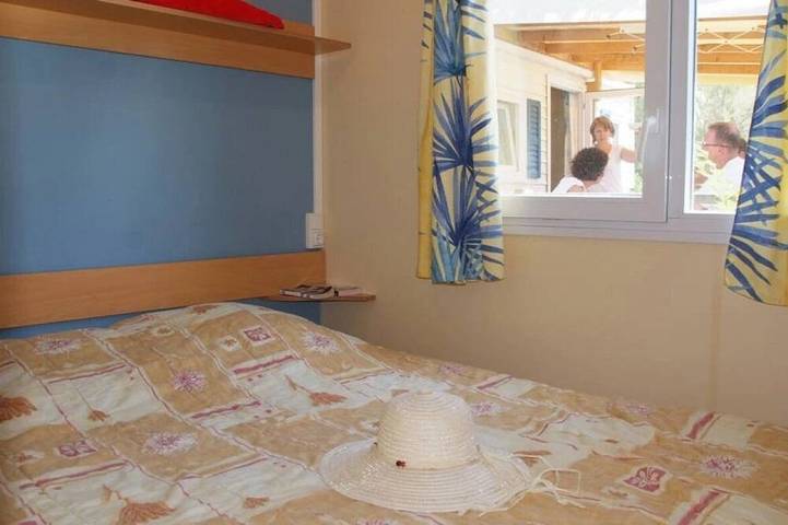 Zecamping 3* pataugeoire piscine locatif Tv clim 24m2 4 pers in Saint-Mitre-les-Remparts, Mediterranean Coast (France)