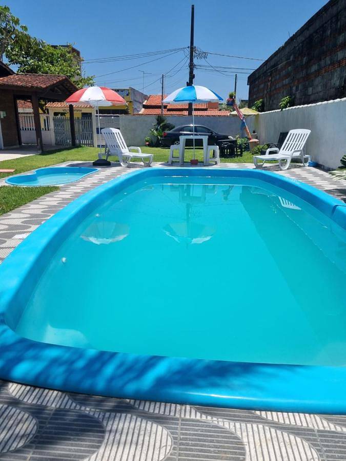 Casas e apartamentos de temporada para 4 pessoas, com jardim e piscina e ainda terraço em Itanhaém