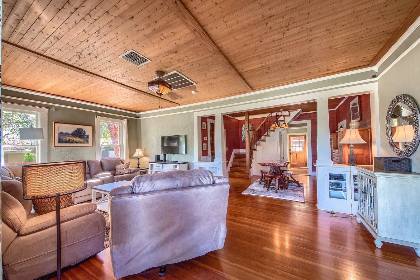 Vacation Rental for 14 Guests in New Braunfels, Comal County