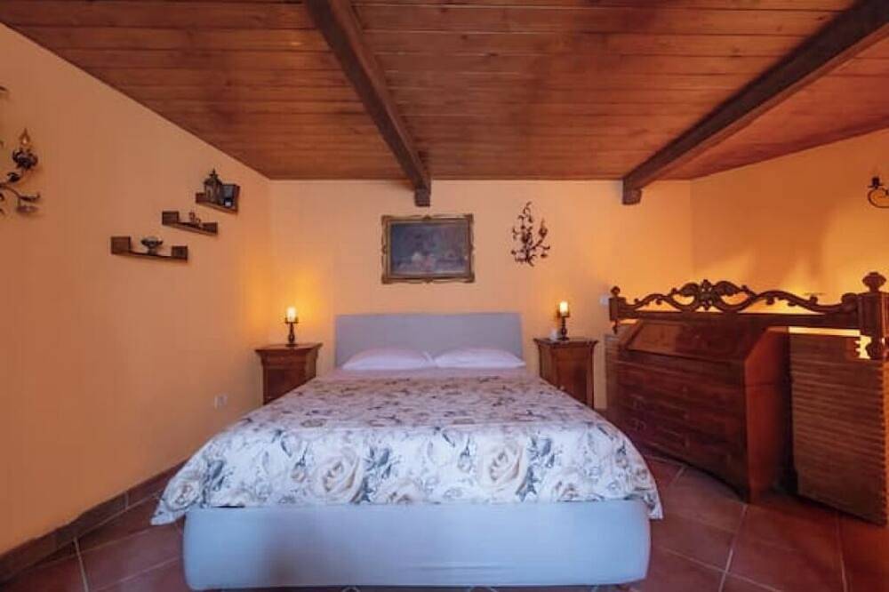 Entire apartment, \"Wine cave\" in Bracciano, Lake Bracciano