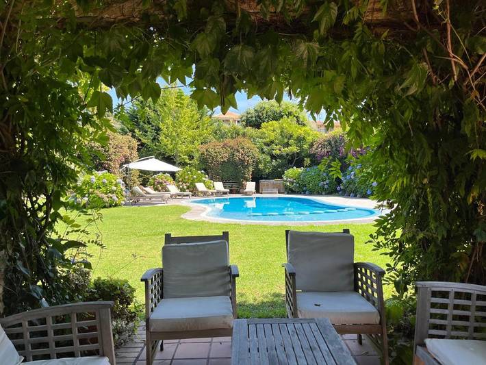 Ferienhaus für 9 Personen, mit Terrasse und Garten sowie Pool und Ausblick