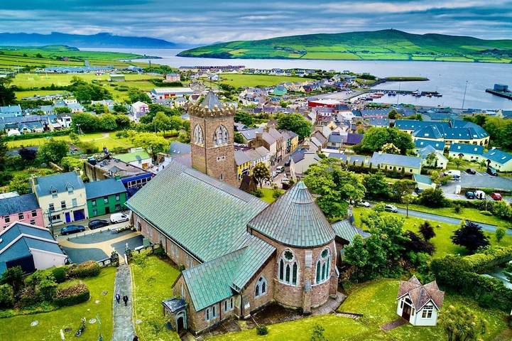 Holiday home for 8 people, with garden and hot tub in Dingle Peninsula