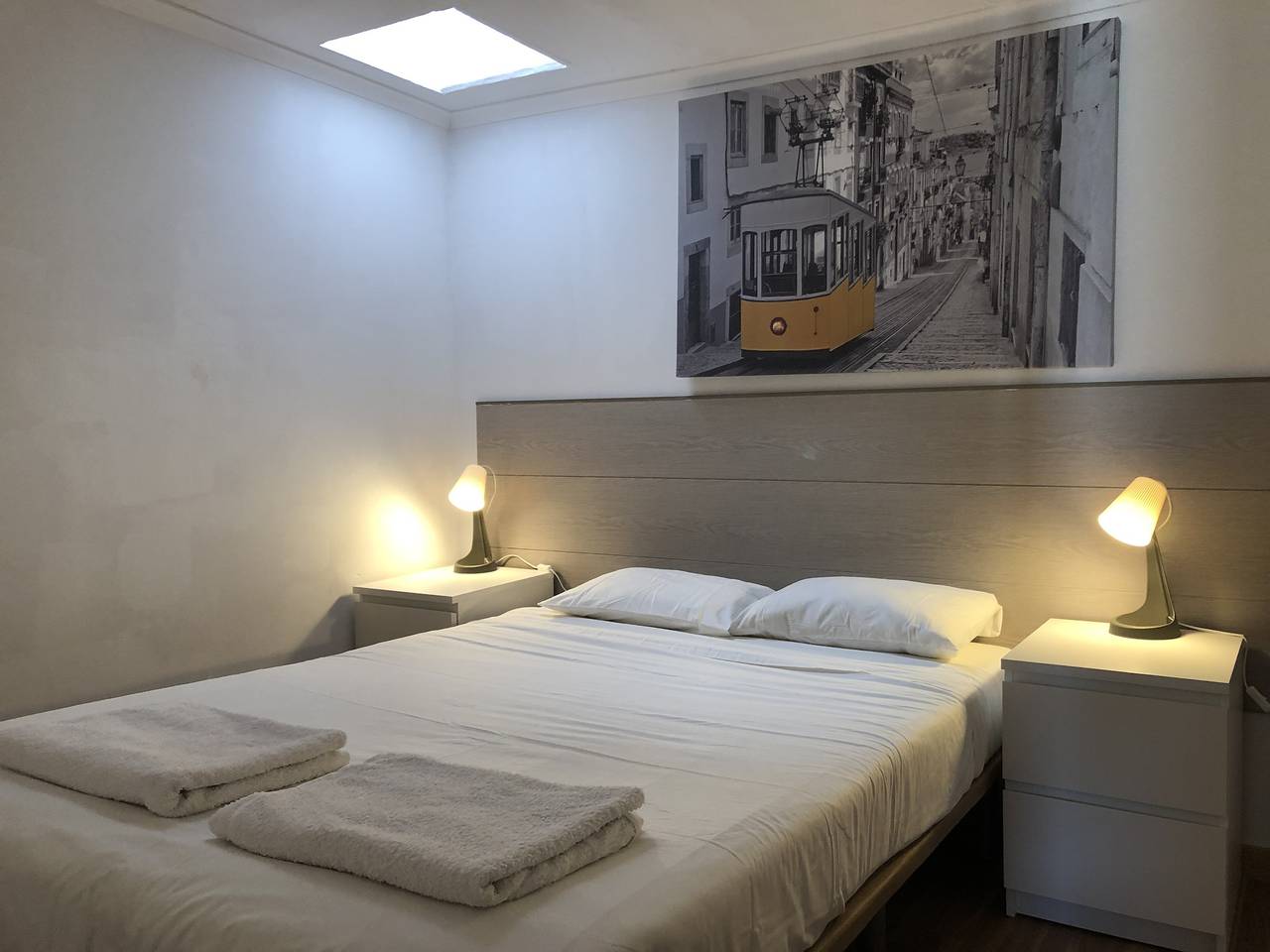 Entire apartment, Charming Lisboa Room to Rent with Shared Facilities in Encarnação, Lisbon