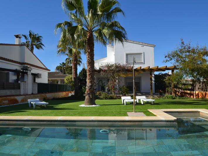 Maison de vacances pour 8 personnes, avec Balcon/Terrasse ainsi que Jardin et Piscine à Riumar