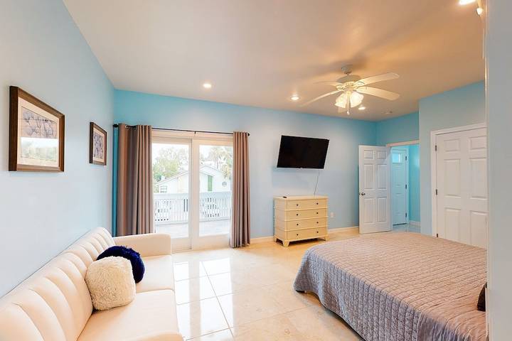 Vacation house for 12 people, with hot tub and balcony as well as yard, with pets in Padre Island