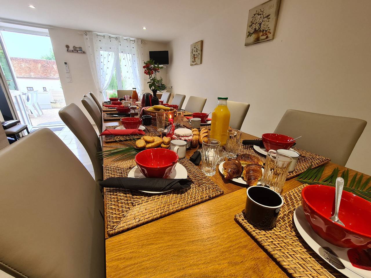 Gîte spacieux près du zoo de Beauval avec cour privative, terrasse, et équipements complets in Lye, Vallée de la Loire