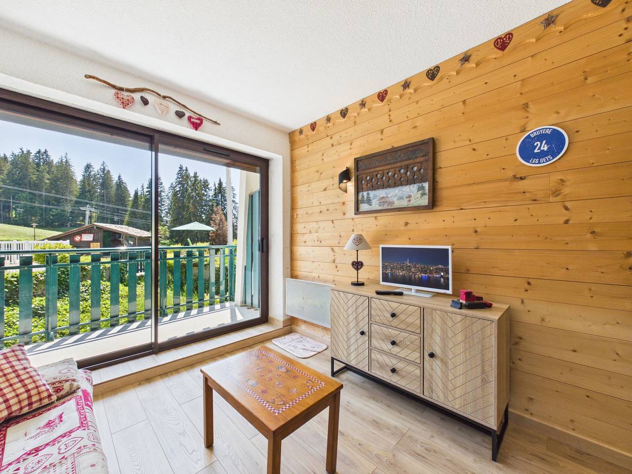 Entire studio, Ski-In/Ski-Out Studio with Pool, Tennis & Mountain Views - 1km from Les Gets Center in Les Gets, Les Portes du Soleil