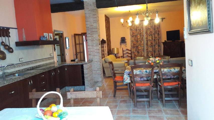 Casa rural para 8 personas, con Jacuzzi y Terraza además de Jardín y Piscina para niños en Cañete de las Torres - 4