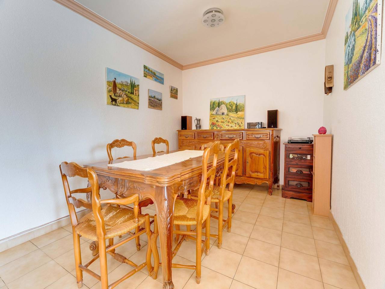 Villa with swimming pool in Sorgues in Sauveterre, Region de Nimes