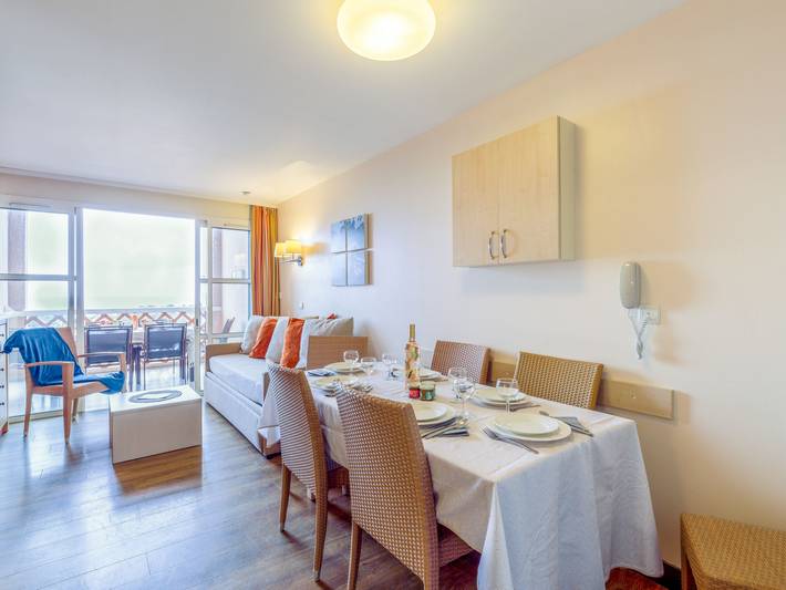 Location de vacances pour 6 personnes, avec balcon ainsi que jardin et bassin pour enfant dans Cap Estérel