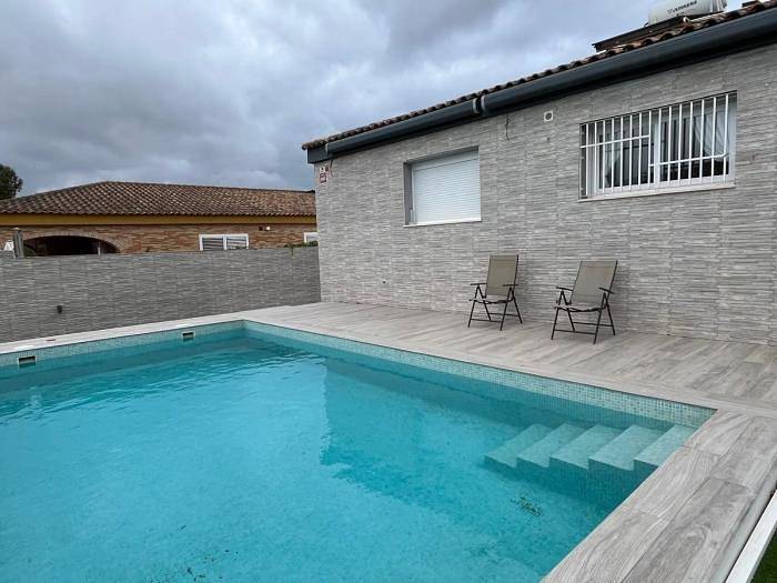 Maison de vacances pour 6 personnes, avec Balcon/Terrasse ainsi que Jardin et Piscine