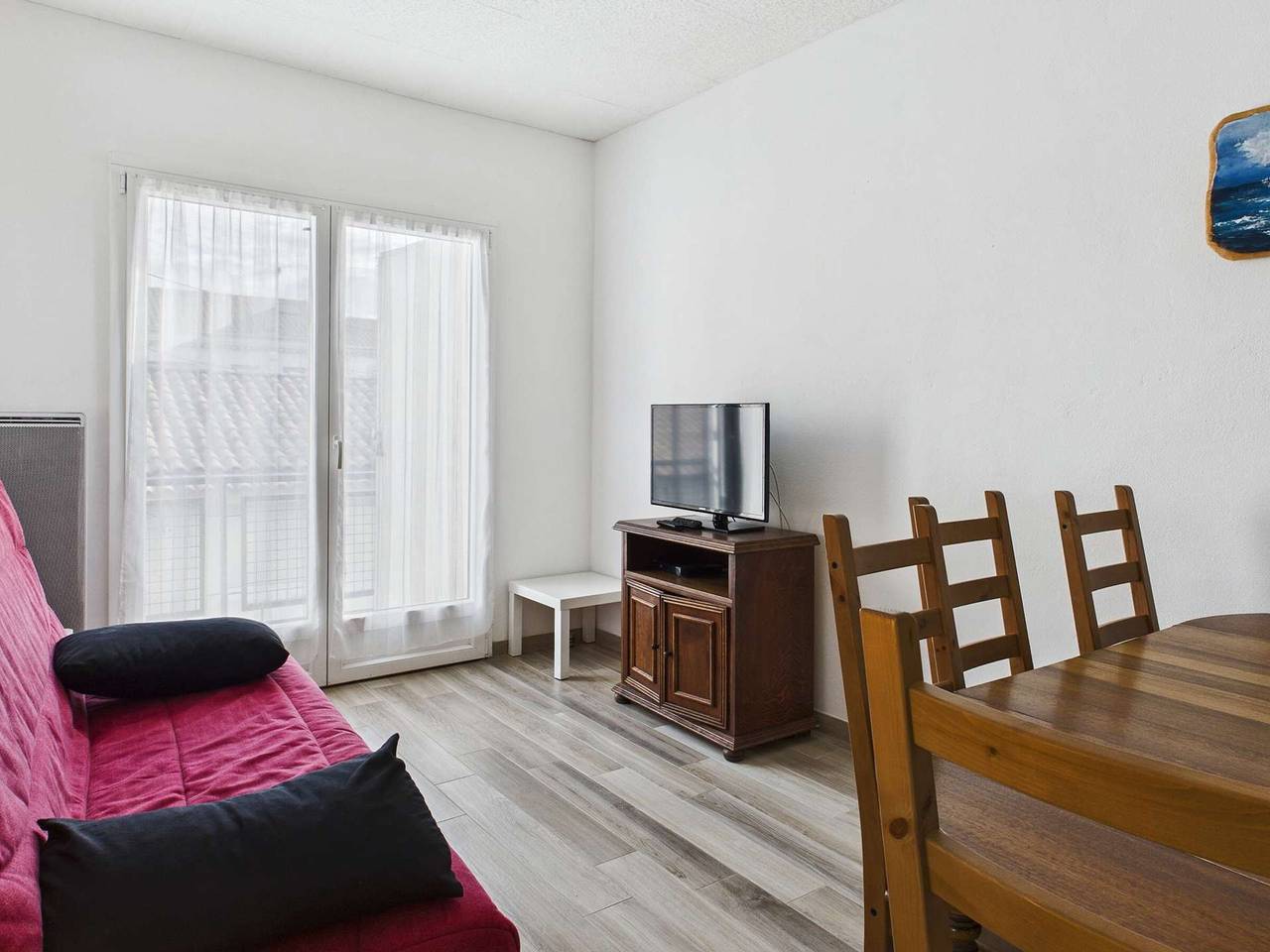Entire apartment, Spacious 3-Room Apt for 6, near Beach & Shops, Balcony, Tv, Fully Equipped Kitchen in Grau d’Agde, Agde