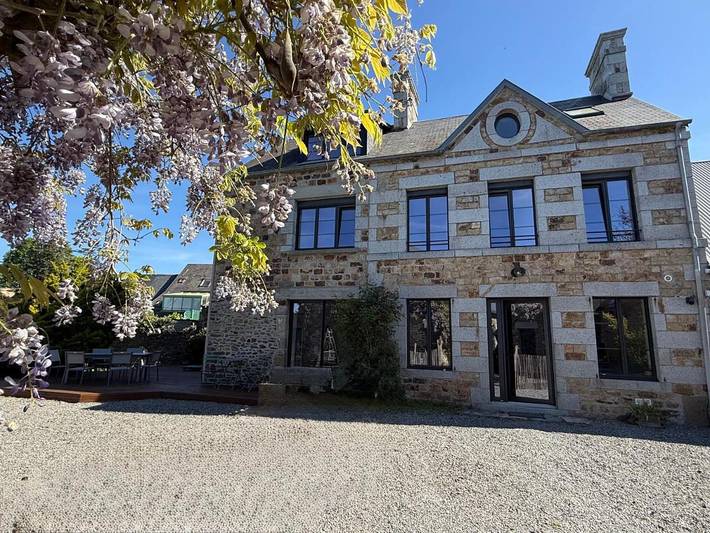 Location de vacances pour 12 personnes, avec Terrasse ainsi que Jardin et Vue à Dragey-Ronthon