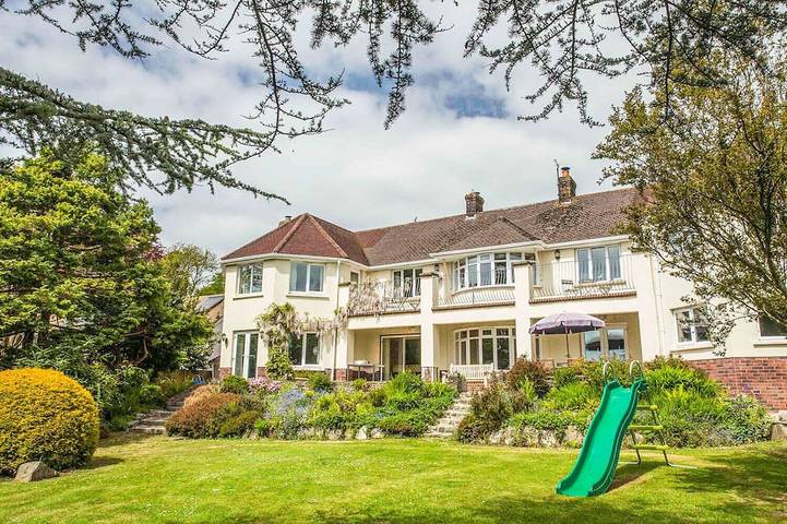 Cottage for 12 people, with hot tub and terrace as well as garden, with pets in Braunton