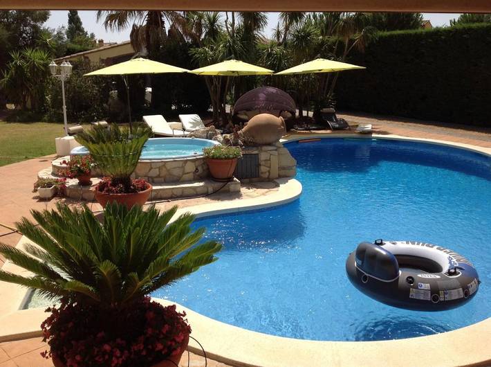 Chalet para 10 personas, con piscina además de vistas y jardín en Alt Empordà