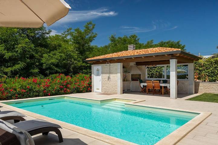 Villa für 8 Personen, mit Pool und Terrasse sowie Garten in Kaštel (Plovanija)