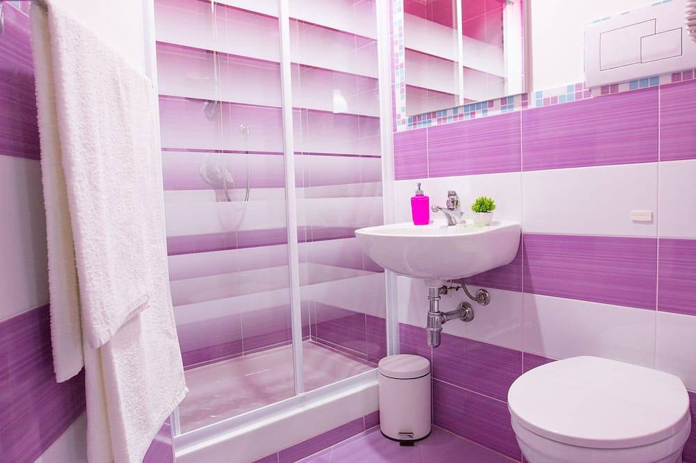 Triple room with mountain view and window in Cefalù, Cefalù (Município)