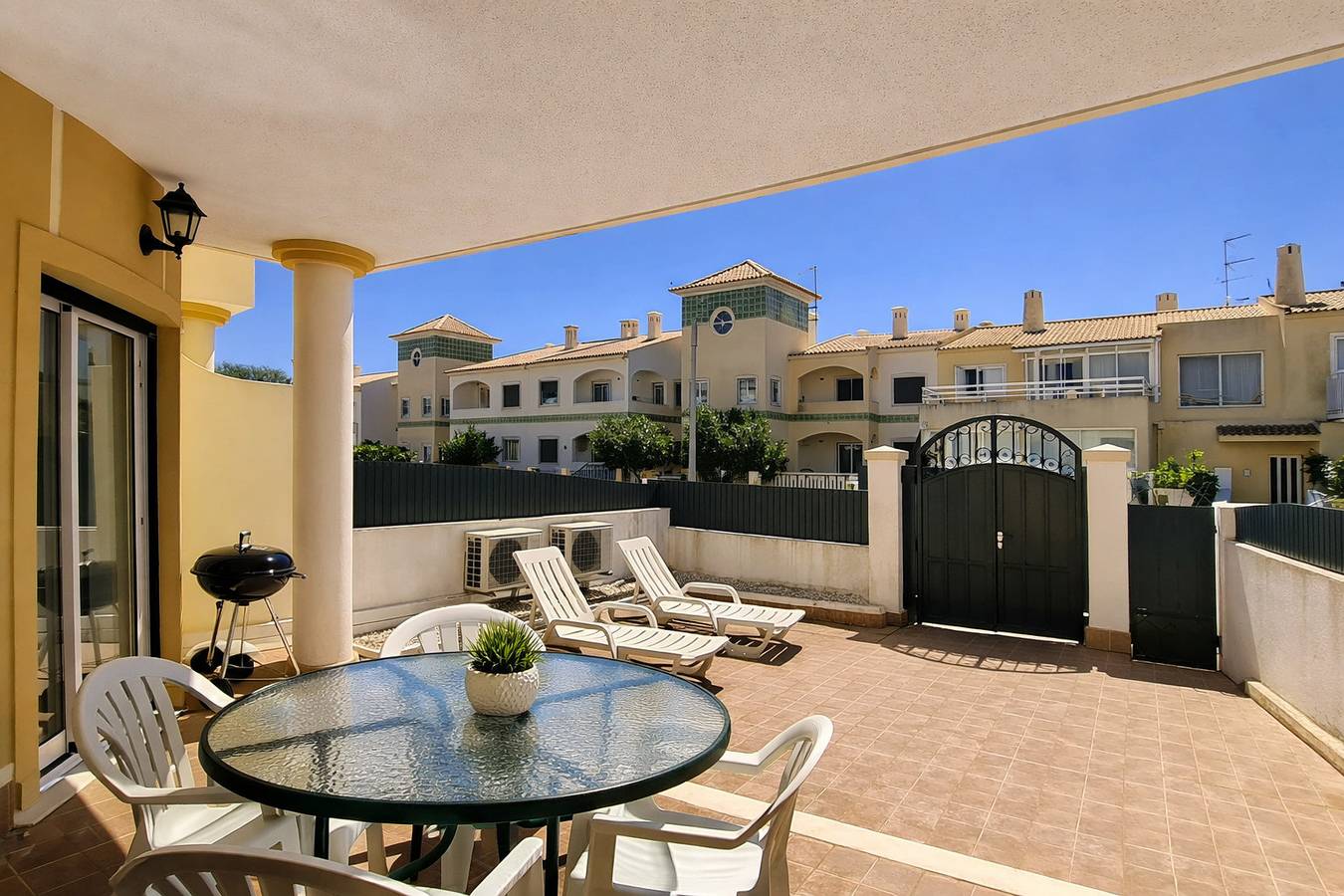 Apartamento entero, T2 Golfinho, com terraço, Bbq, wifi e piscina in Albufeira, Distrito de Faro