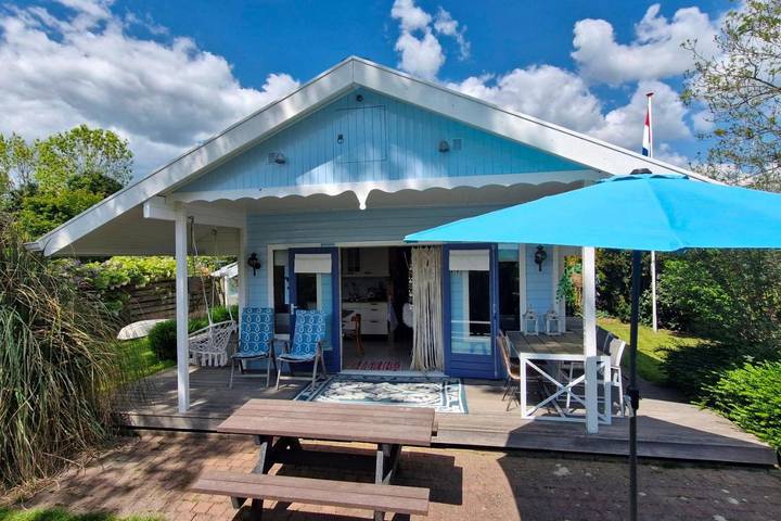 Ferienhaus für 4 Personen, mit Whirlpool und Terrasse sowie Garten und Pool