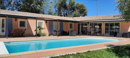 Chambre d’hôte pour 4 personnes, avec jacuzzi ainsi que piscine et jardin à Les Mées