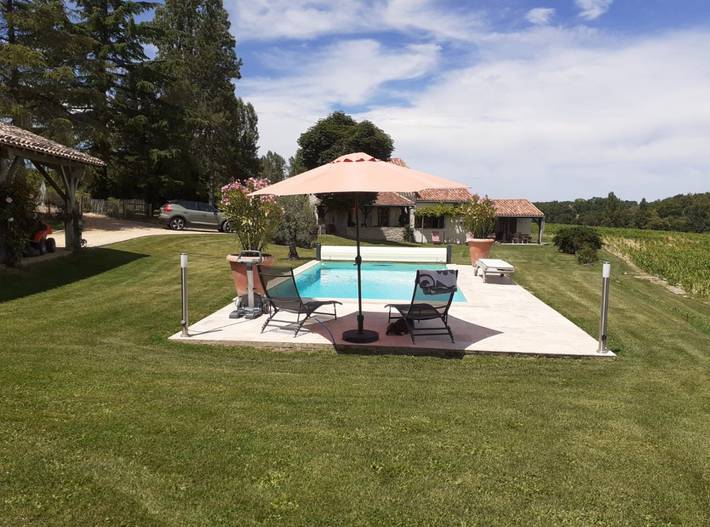 Gîte pour 4 personnes, avec piscine ainsi que terrasse et jardin, animaux acceptés à Boudy-de-Beauregard