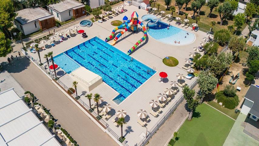 Camper per 4 persone, con terrazza e piscina, con animali domestici in Abruzzo