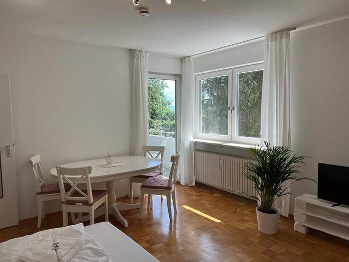 Ferienwohnung für 2 Personen, mit Balkon und Terrasse sowie Garten und Ausblick in Pöcking