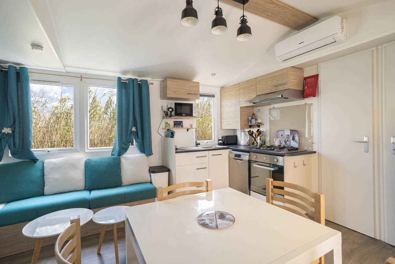 Mobilheim 'La Cabane Du Sud' mit Gemeinschaftspool, privater Terrasse und Klimaanlage in Torreilles, Côte d'Améthyste