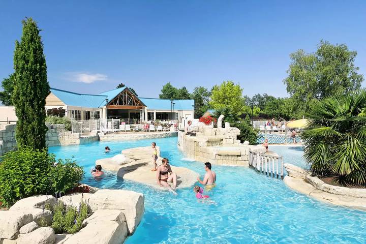 Mobil home pour 6 personnes, avec terrasse et piscine à Sainte-Catherine-de-Fierbois