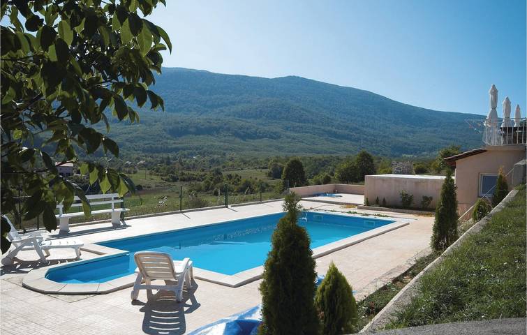 Geräumige 2-Zimmer-Wohnung mit Pool, Terrasse und WLAN in Crni Kal, Lika-Senj