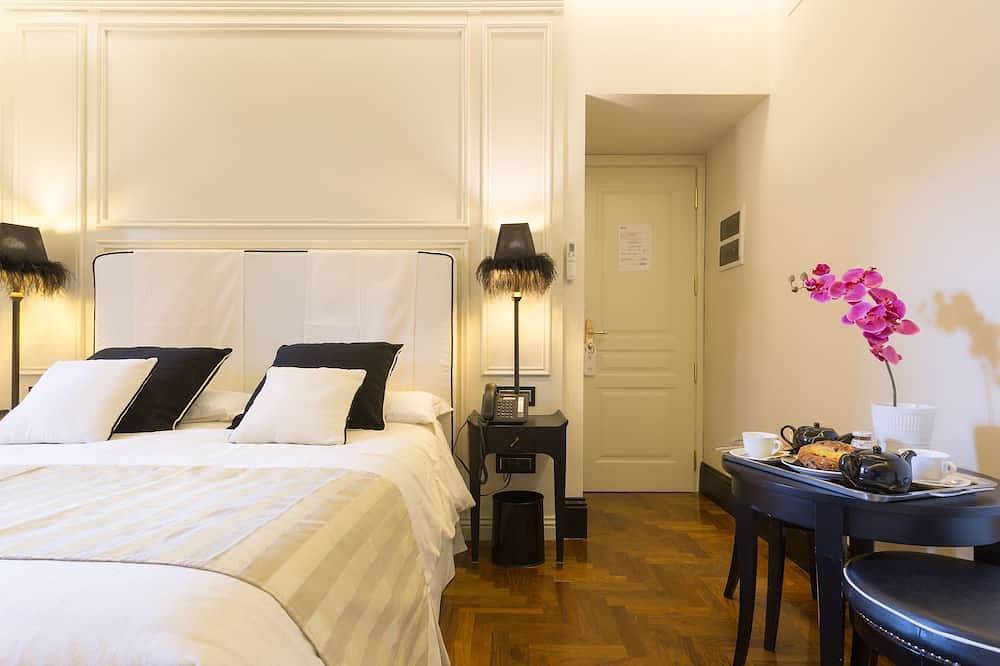 Luxury B&B room at Colosseum bathroom ensuite in Rome City Center, Rome