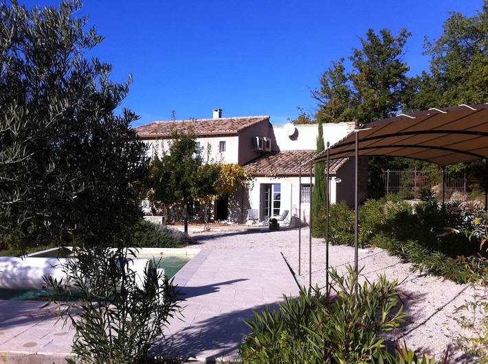 Gîte pour 6 personnes, avec terrasse ainsi que jardin et piscine