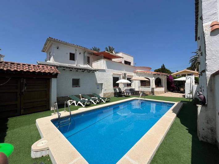 Ferienhaus für 8 Personen, mit Balkon und Terrasse sowie Garten und Pool in Montroig Bahia