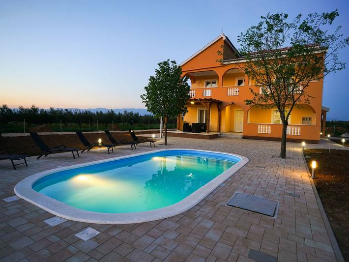 Ferienhaus für 8 Personen, mit Pool und Balkon, kinderfreundlich