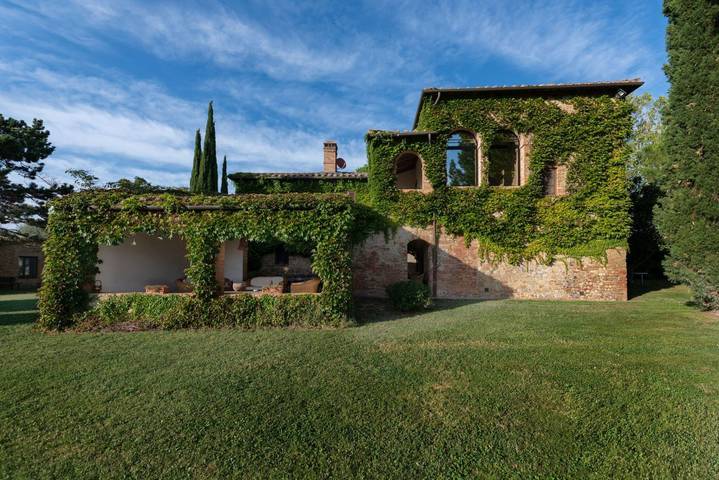 Villa for 8 people, with Balcony/Terrace and Yard as well as Pool in 