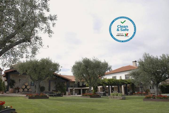 Casa rural para 3 personas, con Jacuzzi y Terraza además de Jardín y Piscina en Chaves